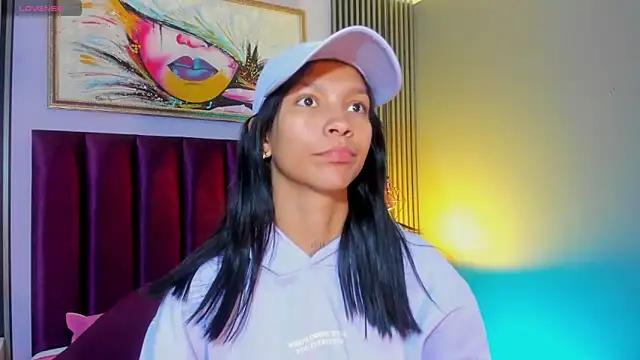 LauraAristizabal online show from February 3, 2026, 12:43 pm