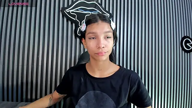 LauraAristizabal online show from February 26, 2025, 12:49 pm