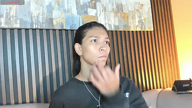 LauraAristizabal online show from February 15, 2026, 12:04 pm