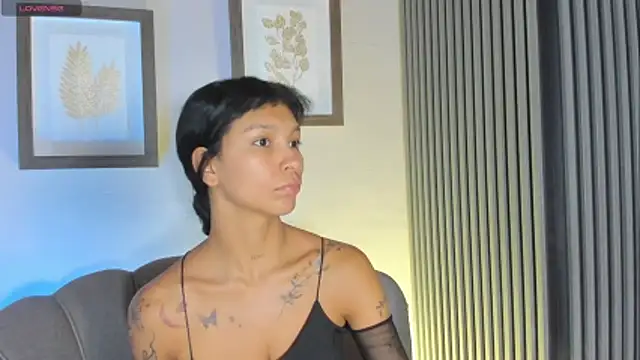 LauraAristizabal online show from November 2, 2025, 12:32 pm