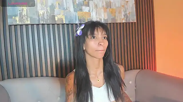 LauraAristizabal online show from October 3, 2025, 12:28 pm