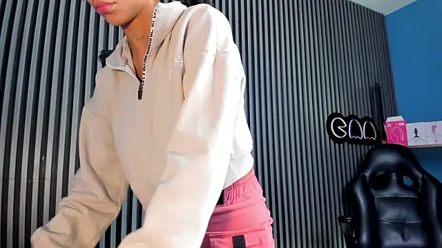 LauraAristizabal online show from February 21, 2025, 12:49 pm
