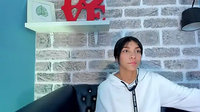 LauraAristizabal online show from March 3, 2025, 6:56 pm
