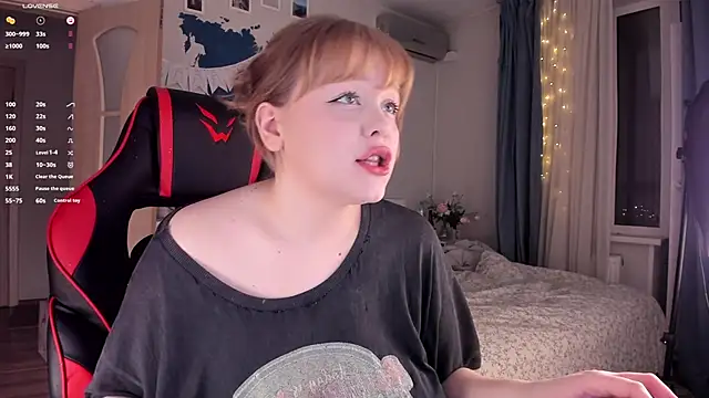 LisaLaas online show from December 4, 2024, 1:25 pm