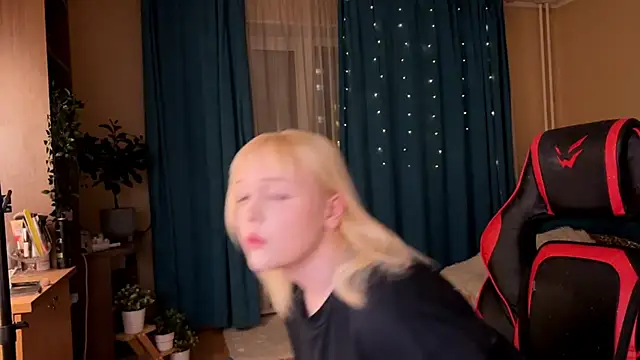 Snapshot of LisaLaas chatting on October 2, 2025, 4:10 pm LisaLaas online show from October 2, 2025, 4:10 pm