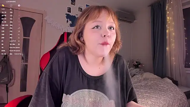 LisaLaas online show from December 5, 2024, 7:55 pm