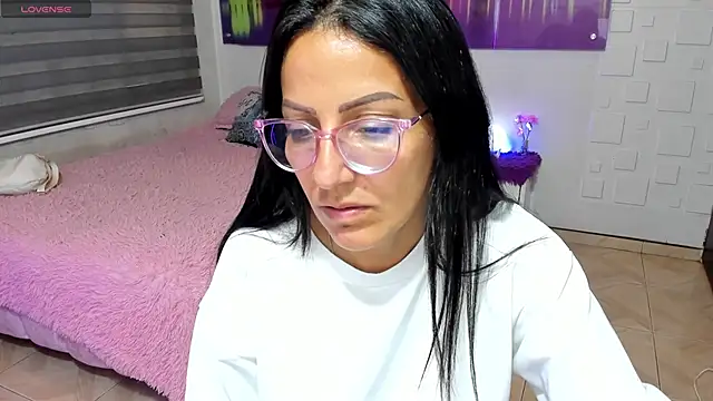 Snapshot of alma_blue chatting on May 27, 2026, 10:50 pm alma blue online show from May 27, 2026, 10:50 pm