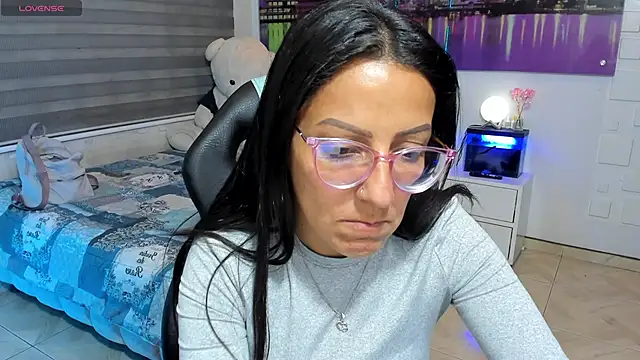 Snapshot of alma_blue chatting on May 20, 2026, 10:51 pm alma blue online show from May 20, 2026, 10:51 pm
