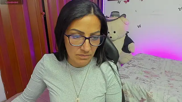 Snapshot of alma_blue chatting on November 4, 2025, 11:08 pm alma blue online show from November 4, 2025, 11:08 pm