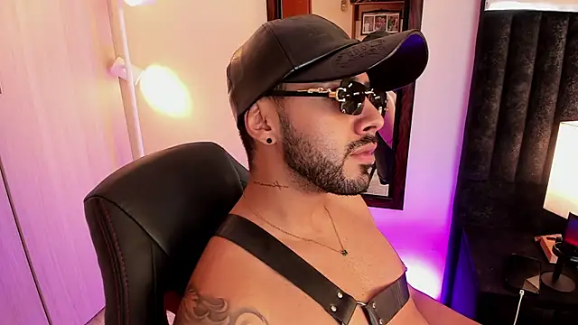 ItsMeEros online show from November 18, 2025, 8:01 pm