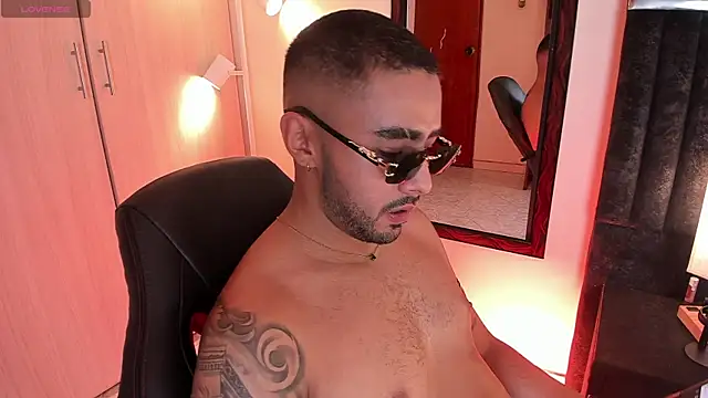 Snapshot of ItsMeEros chatting on October 16, 2025, 10:40 pm ItsMeEros online show from October 16, 2025, 10:40 pm