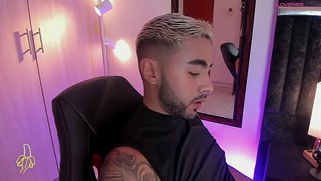 Snapshot of ItsMeEros chatting on September 29, 2025, 10:48 pm ItsMeEros online show from September 29, 2025, 10:48 pm