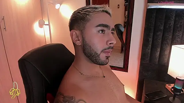 Snapshot of ItsMeEros chatting on October 5, 2025, 12:01 am ItsMeEros online show from October 5, 2025, 12:01 am