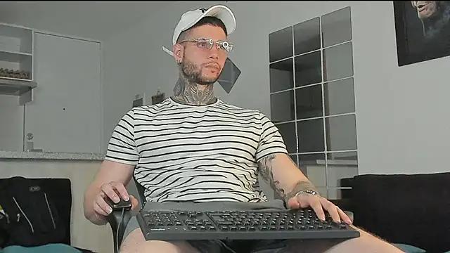 jamesleandros1 online show from January 6, 2025, 10:15 pm