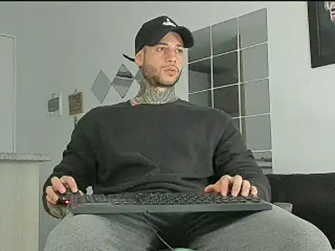  jamesleandros1 online show from February 1, 2025, 7:13 pm