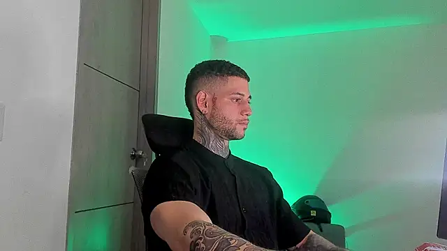  jamesleandros1 online show from June 1, 2026, 3:51 am