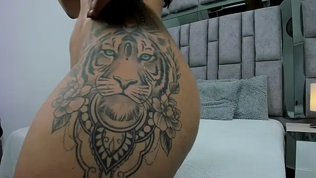 EMMAHILL1 online show from November 14, 2025, 11:25 am