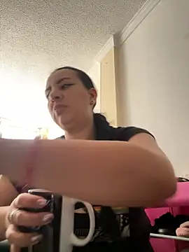 Abril Luv online show from November 18, 2025, 1:03 pm