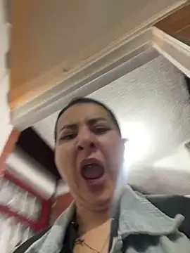 Snapshot of Abril_Luv chatting on September 30, 2025, 12:49 am Abril Luv online show from September 30, 2025, 12:49 am