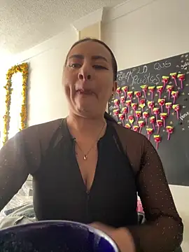 Snapshot of Abril_Luv chatting on September 16, 2025, 1:01 pm Abril Luv online show from September 16, 2025, 1:01 pm