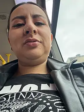 Abril Luv online show from April 8, 2026, 12:17 pm