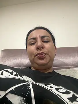 Abril Luv online show from January 19, 2026, 1:20 am