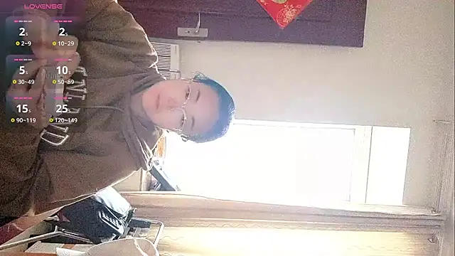 Vivianangn-e online show from April 13, 2026, 9:13 am