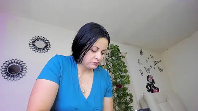 Juli Castillo8 online show from October 10, 2025, 1:34 pm