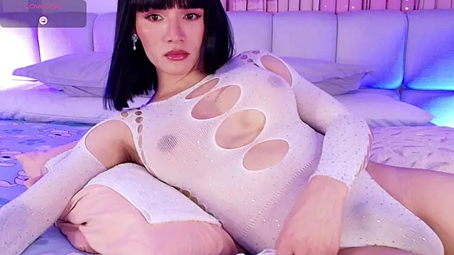 sweetieluna01 online show from November 3, 2025, 7:28 pm