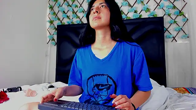 EmmaWilliamss online show from April 7, 2026, 4:09 pm