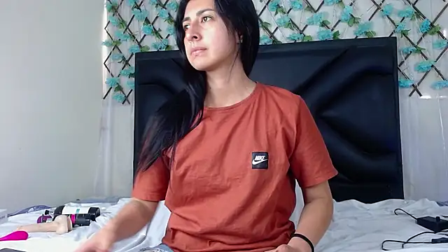 Snapshot of EmmaWilliamss chatting on November 13, 2025, 5:17 pm EmmaWilliamss online show from November 13, 2025, 5:17 pm