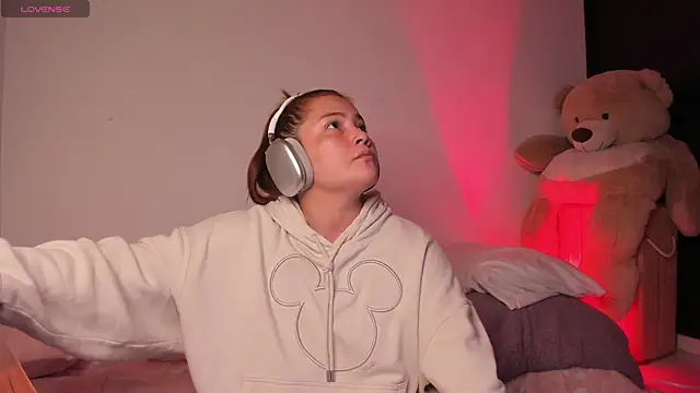 Snapshot of EmilyBarragan chatting on October 2, 2025, 2:09 pm EmilyBarragan online show from October 2, 2025, 2:09 pm