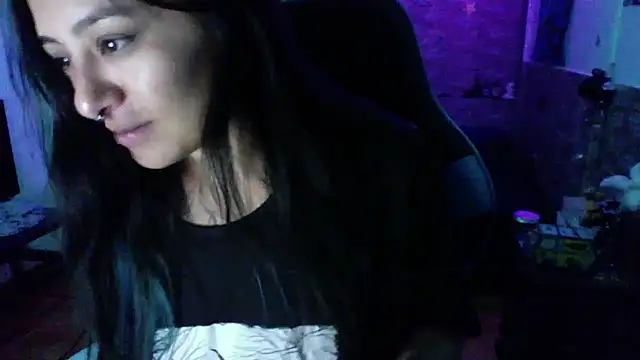 Snapshot of AngelaQueen_ chatting on October 15, 2025, 6:05 pm AngelaQueen  online show from October 15, 2025, 6:05 pm