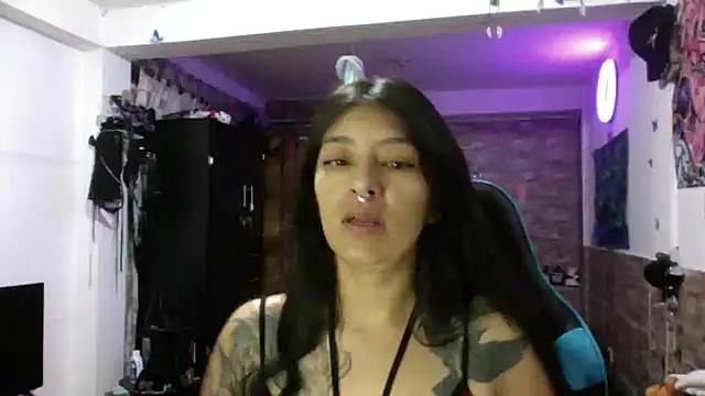 Snapshot of AngelaQueen_ chatting on September 18, 2025, 5:49 pm AngelaQueen  online show from September 18, 2025, 5:49 pm