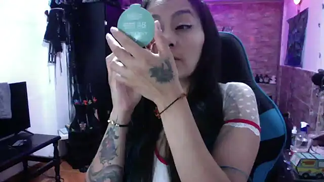 Snapshot of AngelaQueen_ chatting on October 29, 2025, 5:34 pm AngelaQueen  online show from October 29, 2025, 5:34 pm