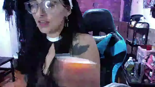 Snapshot of AngelaQueen_ chatting on October 31, 2025, 5:37 am AngelaQueen  online show from October 31, 2025, 5:37 am