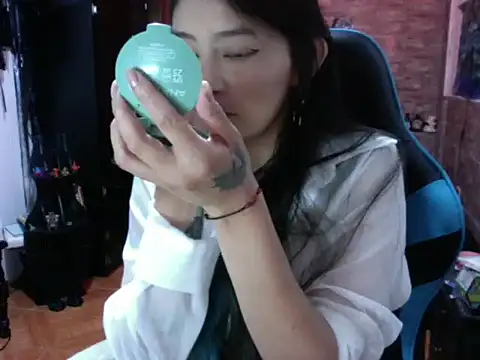 Snapshot of AngelaQueen_ chatting on October 27, 2025, 5:14 pm AngelaQueen  online show from October 27, 2025, 5:14 pm