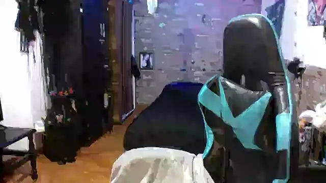 Snapshot of AngelaQueen_ chatting on October 28, 2025, 5:23 pm AngelaQueen  online show from October 28, 2025, 5:23 pm