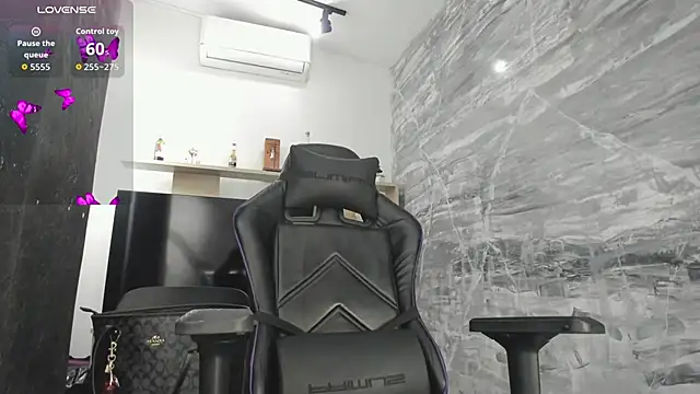 Snapshot of LunaBaker-1 chatting on September 30, 2025, 8:15 pm LunaBaker-1 online show from September 30, 2025, 8:15 pm