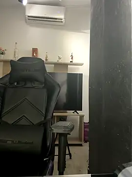 Snapshot of LunaBaker-1 chatting on October 1, 2025, 8:35 pm LunaBaker-1 online show from October 1, 2025, 8:35 pm