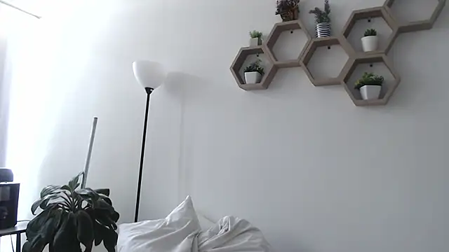 MIYESSI online show from April 21, 2026, 5:19 pm