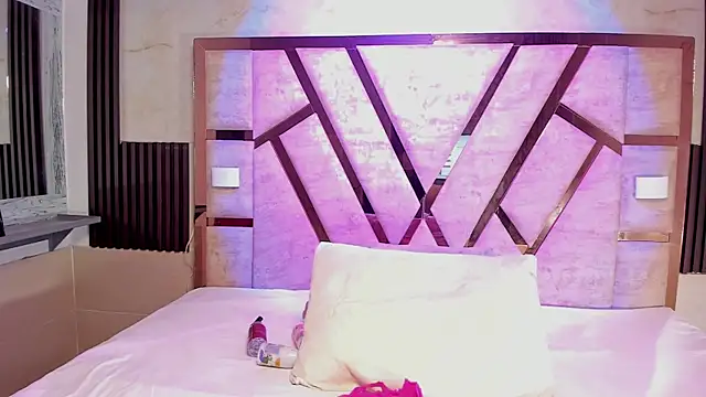 Athenea Mills online show from December 5, 2025, 6:50 pm