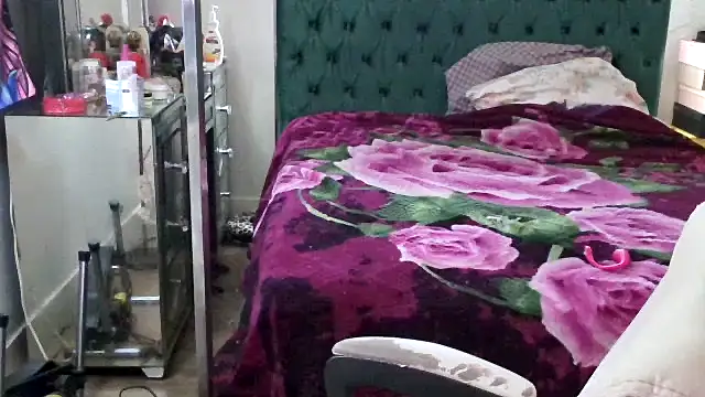 Snapshot of YasmineMinaj chatting on October 15, 2025, 3:20 pm YasmineMinaj online show from October 15, 2025, 3:20 pm