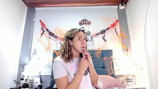 Snapshot of charlott_lens chatting on October 24, 2025, 5:45 pm charlott lens online show from October 24, 2025, 5:45 pm