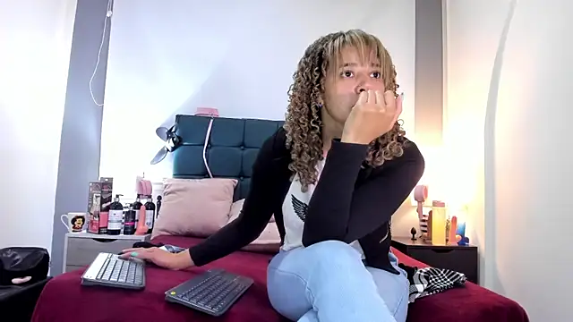 Snapshot of charlott_lens chatting on October 9, 2025, 3:01 pm charlott lens online show from October 9, 2025, 3:01 pm