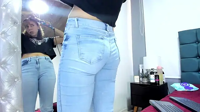 Snapshot of charlott_lens chatting on December 19, 2025, 5:37 pm charlott lens online show from December 19, 2025, 5:37 pm