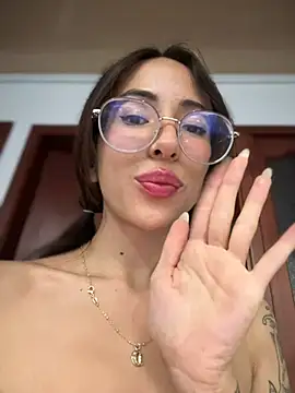 lauravasquez online show from February 17, 2025, 4:39 pm