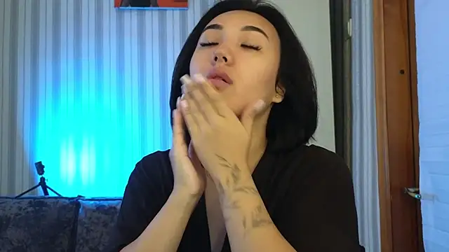 lily  foster online show from September 19, 2025, 6:39 am