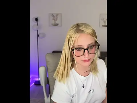 Megan lu2 online show from April 15, 2026, 1:55 am