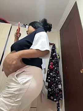 Snapshot of moncerrat_luna chatting on October 17, 2025, 9:16 pm moncerrat luna online show from October 17, 2025, 9:16 pm